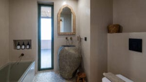 En suite bathroom of the master bedroom at Sagehill Stonehouse